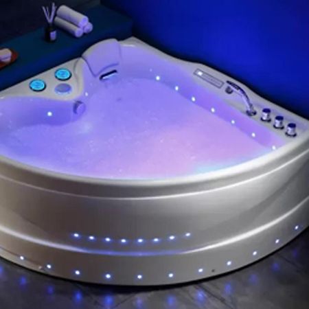 Puygaillard-de-Quercy Love Room- Spa- Escale Amoureuse מראה חיצוני תמונה