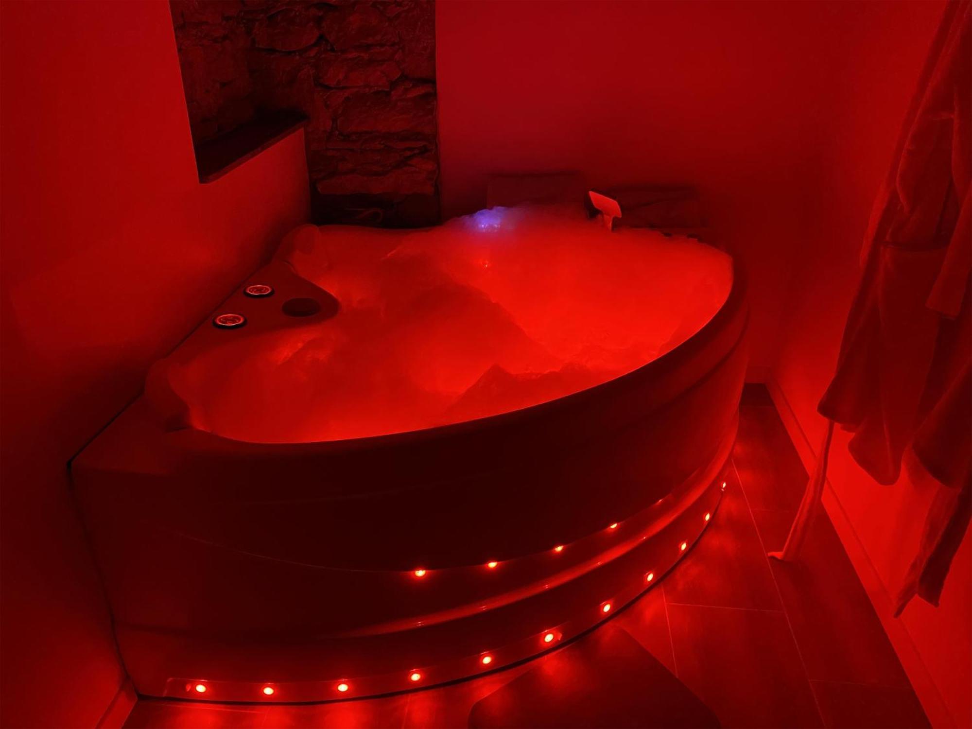 Puygaillard-de-Quercy Love Room- Spa- Escale Amoureuse מראה חיצוני תמונה