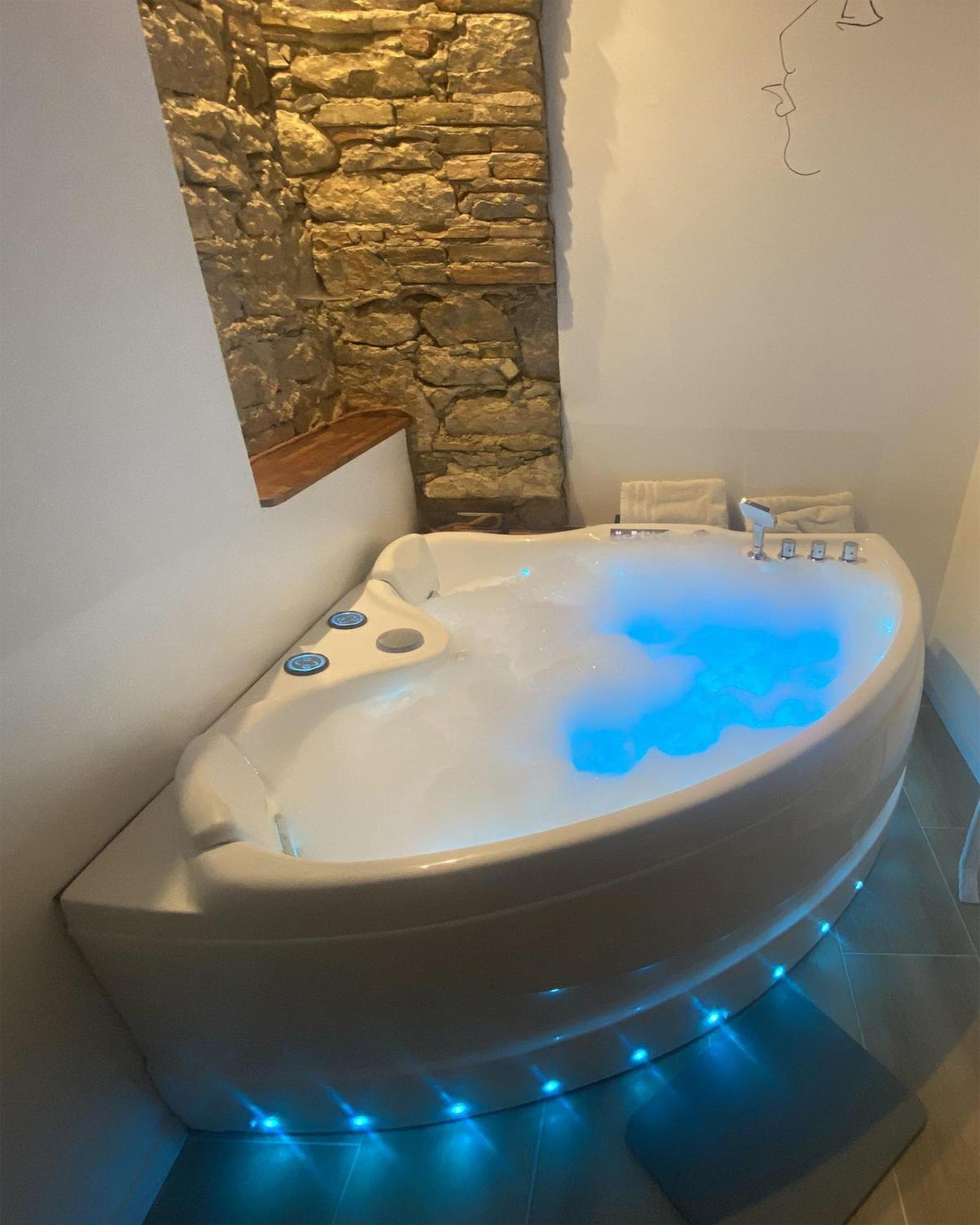 Puygaillard-de-Quercy Love Room- Spa- Escale Amoureuse מראה חיצוני תמונה